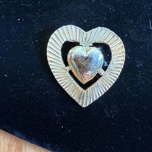 Gerrys Vintage Gold Tone Double Heart Brooch Pin Textured Sunburst Design